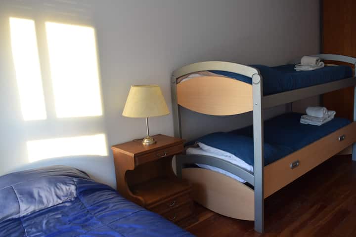 Cuarto secundario. Cuenta con armario empotrado, cama individual, cama cucheta y vistas a la ciudad de La plata
