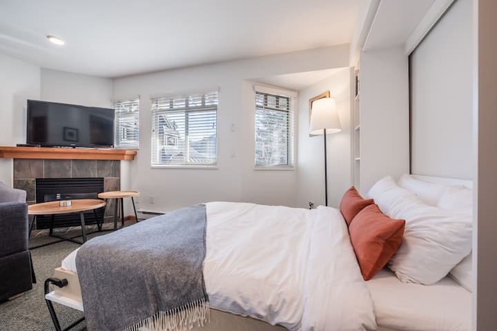 客厅区域：标准双人床