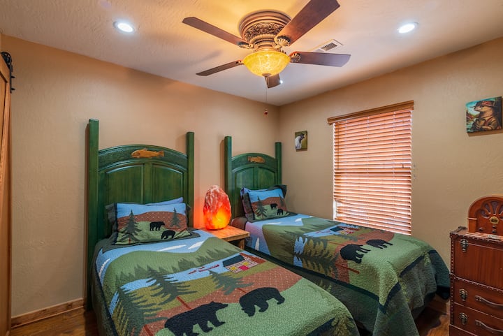 Habitación doble XL con ropa de cama de felpa.