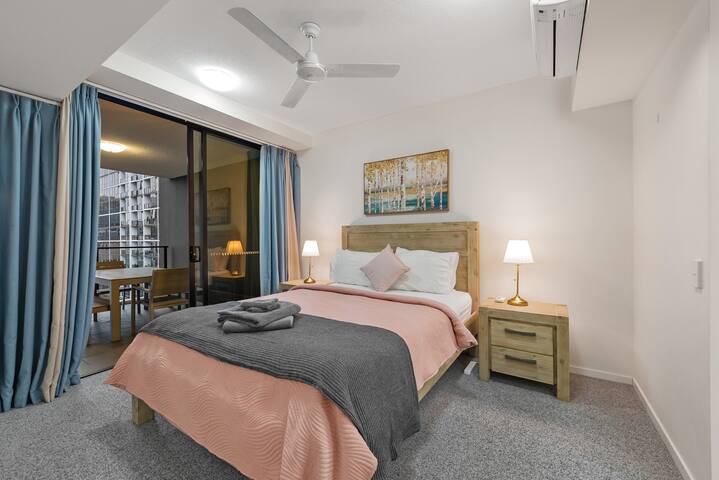 South Bank Stunner! ~ 3 Bed/2 Bath/1Car/Views gallery image 5