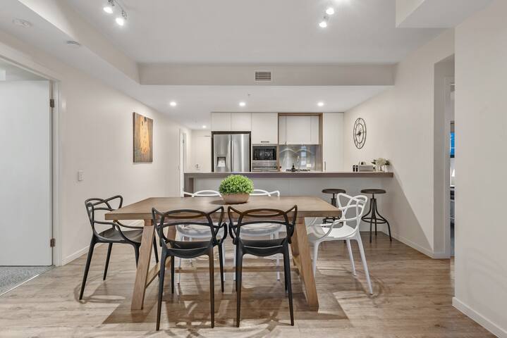 South Bank Stunner! ~ 3 Bed/2 Bath/1Car/Views gallery image 3