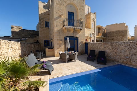 High-end 4 bedroom villa with pool and views