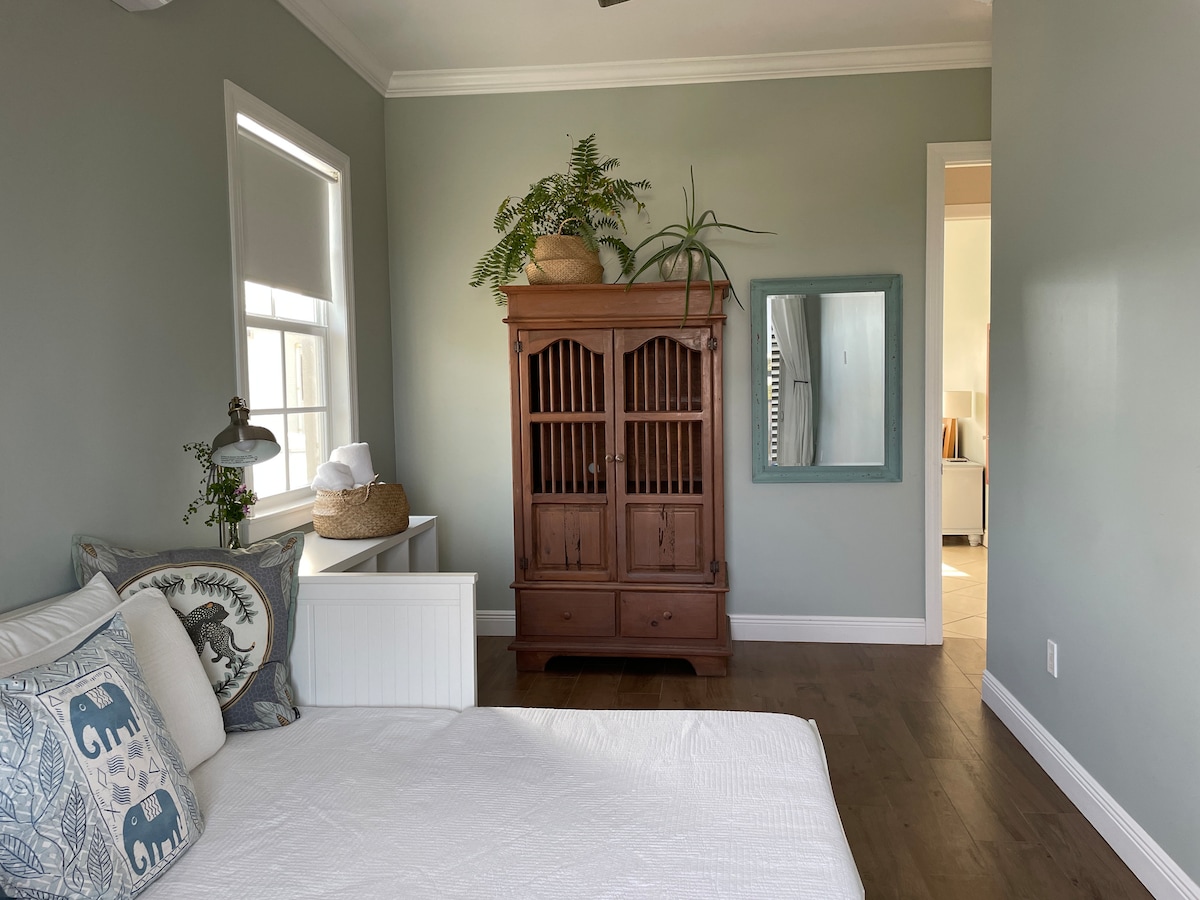 4th bedroom has access to upstairs porch overlooking Long Bay.  Wake up to the sunrise and enjoy a morning coffee in the hammock. Sofabed.