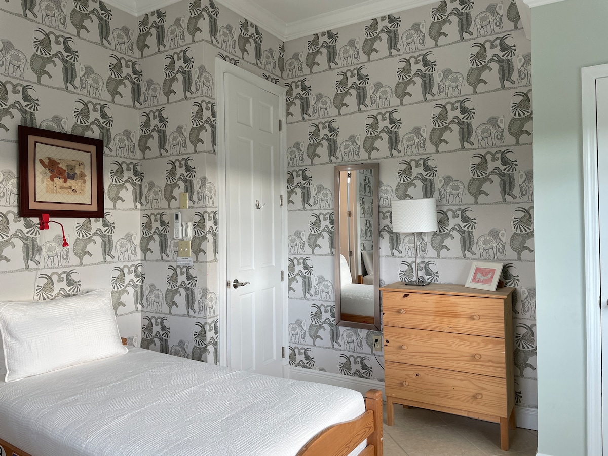 Twin bedroom with en-suite bathroom.