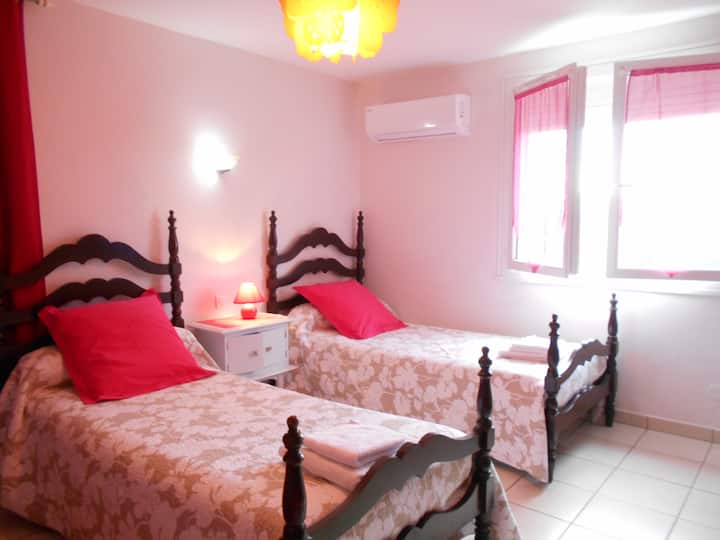 Dhomë me 2 krevate 90/190 .