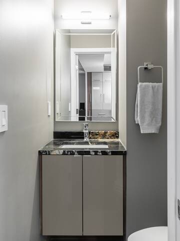 Upscale 3 Bedroom Modern Georgetown Home gallery image 5