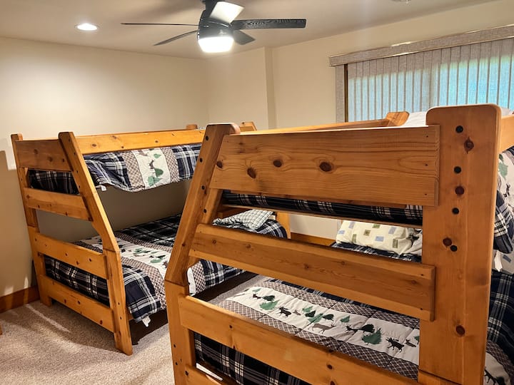 חדר עם מיטת קומותיים במפלס התחתון