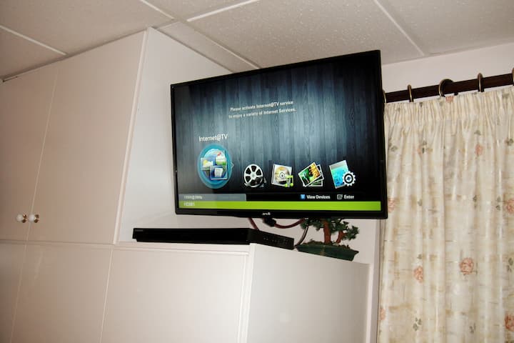 flat screen tv, dvd,cable TV,NETFLIX wardrobe closet, pillows, towels, rugs, etc