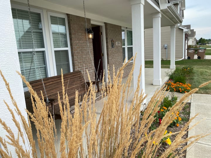 Tranquil Terrace with King Bed Suite Houses for Rent in Columbus, Indiana, United States