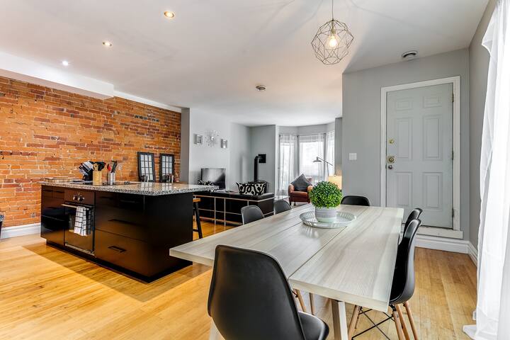 Spacious Loft w/ Victorian Charm & Balcony! gallery image 2