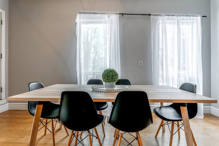 Spacious Loft w/ Victorian Charm & Balcony! gallery image 5