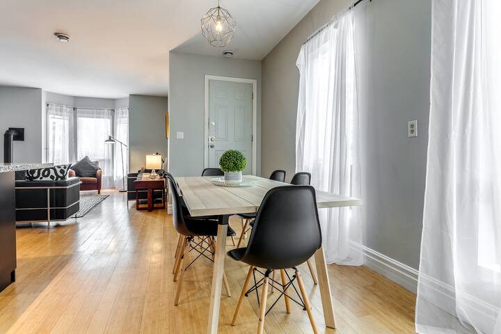 Spacious Loft w/ Victorian Charm & Balcony! gallery image 3