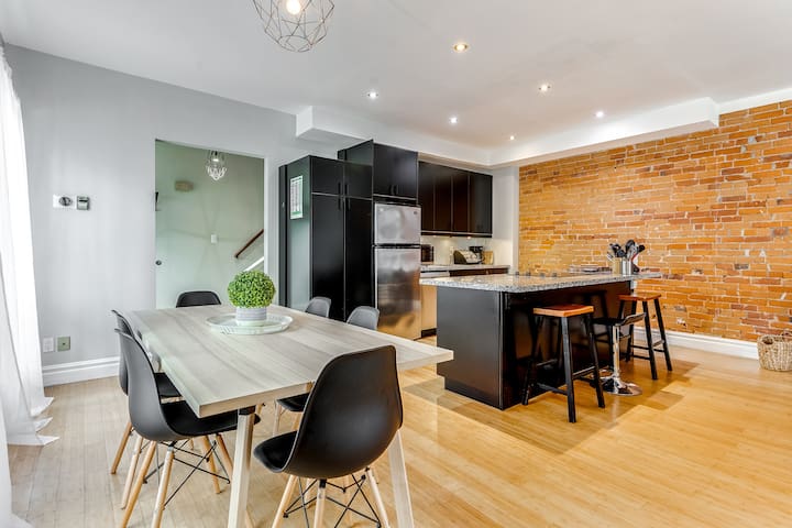 Spacious Loft w/ Victorian Charm & Balcony!