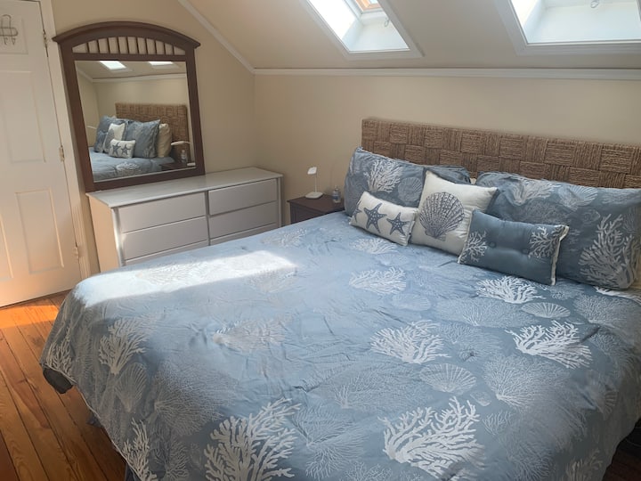 ห้องนอนเตียงคิงไซส์จากมุมย้อนกลับ