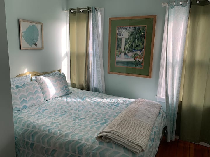 ห้องนอนควีนพร้อมตู้เสื้อผ้าและตู้เสื้อผ้า