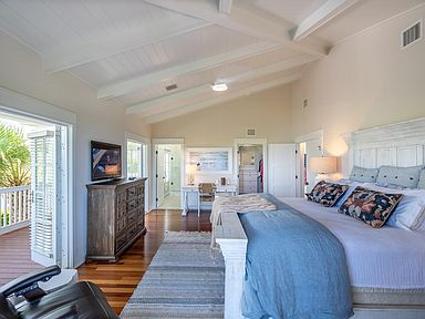 ห้องนอนใหญ่พร้อมห้องน้ำและตู้เสื้อผ้าแบบวอล์กอินขนาดใหญ่ 