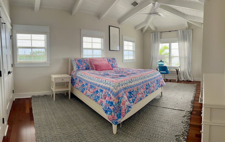 Гостинска спална соба со брачен кревет (широк 150-179 см). Вклучува биро за пишување и пристап до тремот