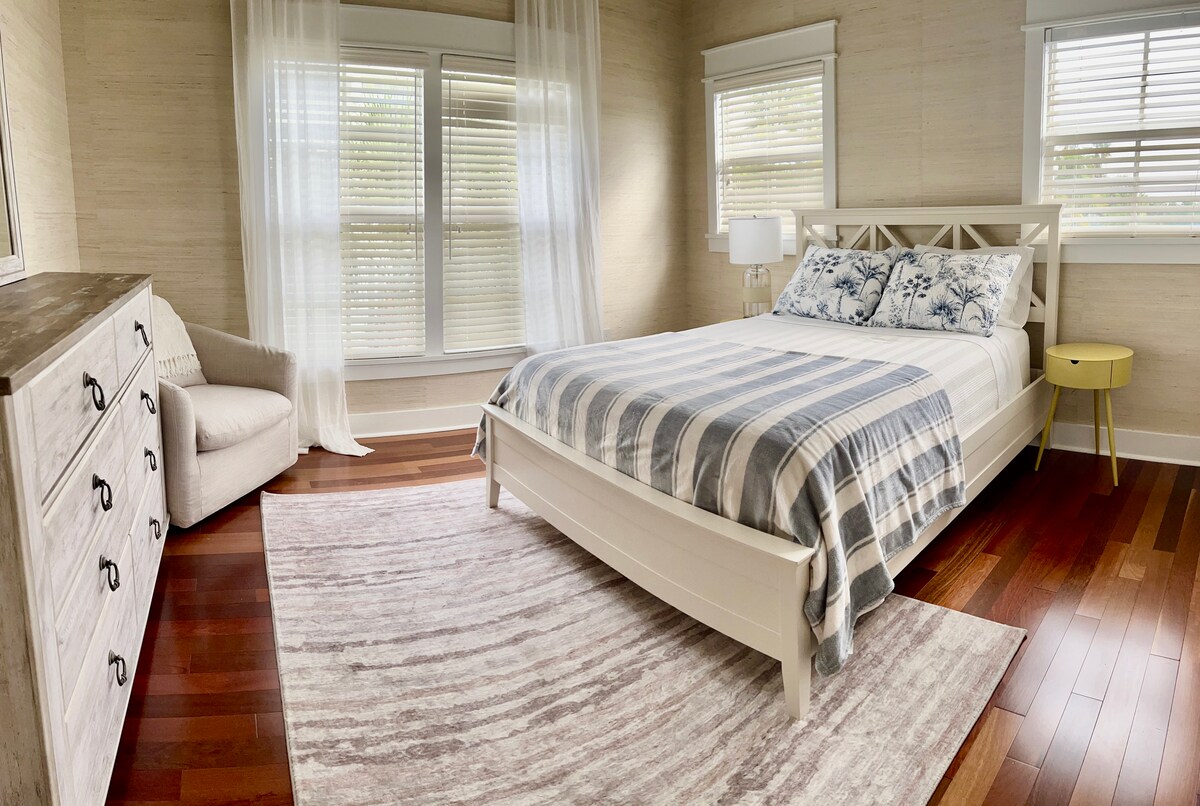 ห้องพักชั้นสองพร้อมเตียงควีนไซส์