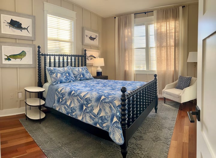 Гостинска соба на првиот кат со брачен кревет (широк 150-179 см)