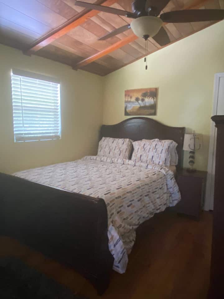 1号卧室配有标准双人床