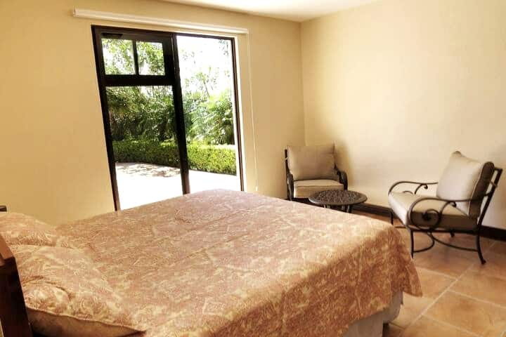 The second room has direct access to the pool, has armchairs and a large clothing rack,
