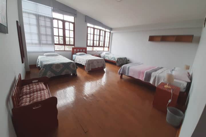 Dormitorio 1 del segundo piso, 1 cama de 2 plazas y 3 camas de plaza y media. Cuenta con baño completo independiente.
