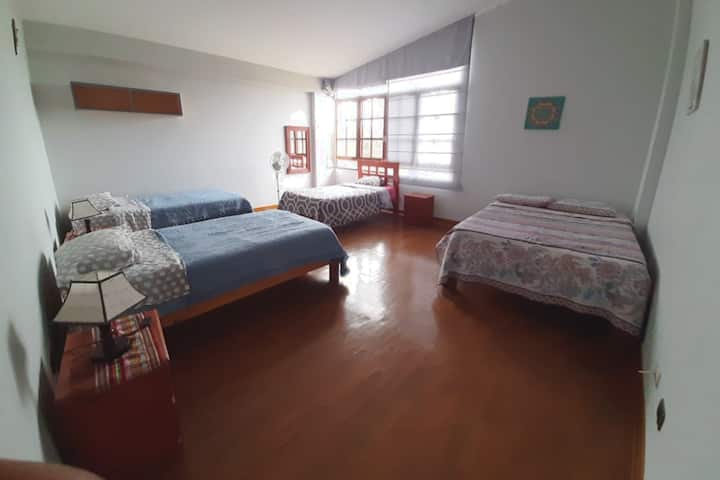 Dormitorio 2 del segundo piso, 1 cama de 2 plazas y 3 camas de plaza y media.