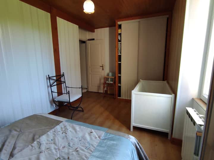 卧室1层- 1张床140/190 +婴儿床