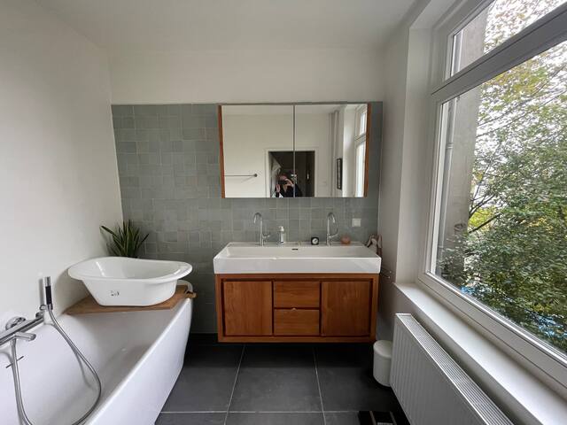 Elegant and spacious home on Amstel River gallery image 5