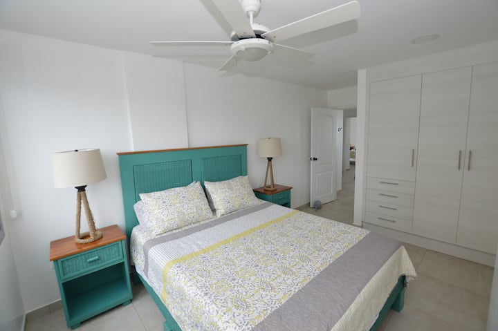 تتميز غرفة النوم الرئيسية بسرير بحجم كوين ومصباح طويل بجانب السرير للقراءة وخزانة واسعة.