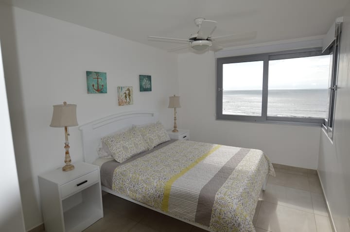 تحتوي غرفة النوم الثانية على نافذة كبيرة تسمح بإطلالة جميلة على المحيط الهادئ.