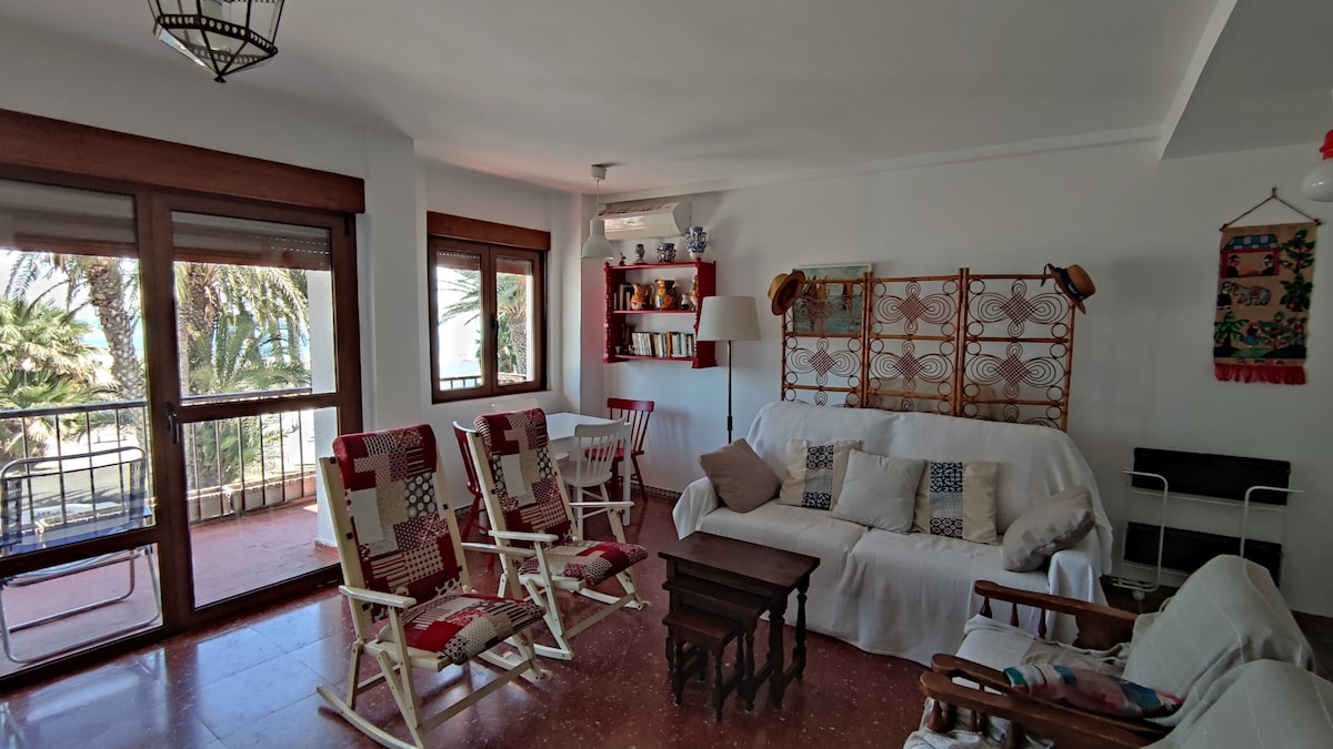 Terasa prináša do obývacej izby veľkú jasnosť a výhľad na oceán.