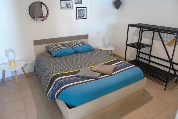 1 ห้องนอนเตียงคู่ขนาด 140 x 190