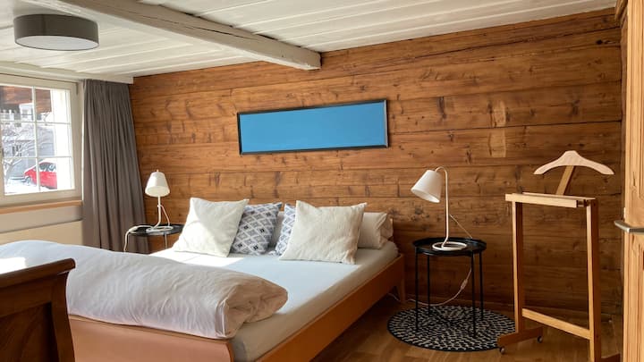 Spálňa s manželskou posteľou a jednolôžkom na 1. poschodí