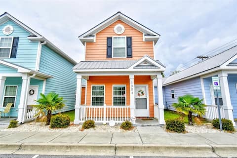 2 Story Cottage, Short Walk to Beach, Free Parking
