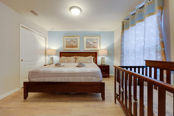 Dormitorio tamaño king 2 en el segundo piso con cuna