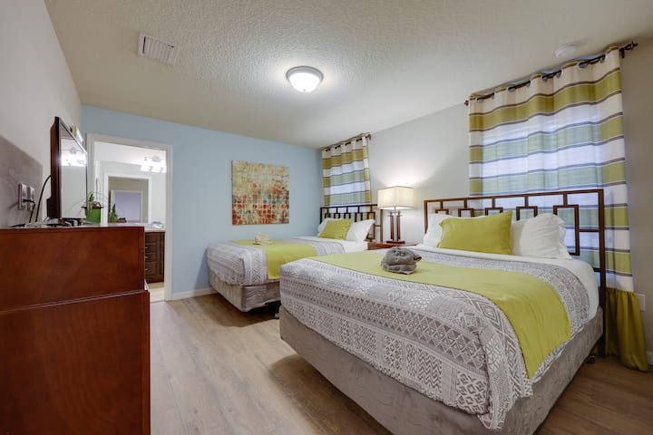 Dormitorio en el segundo piso con 2 camas tamaño queen y baño privado.