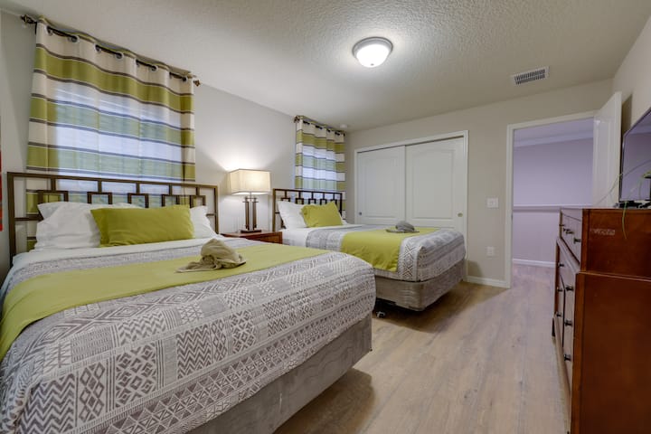 Dormitorio en el segundo piso con 2 camas tamaño queen y baño privado.