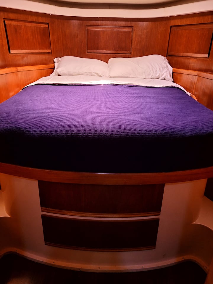 חדר שינה עם מיזוג אוויר ובקרת אקלים, מיטת קווין סייז