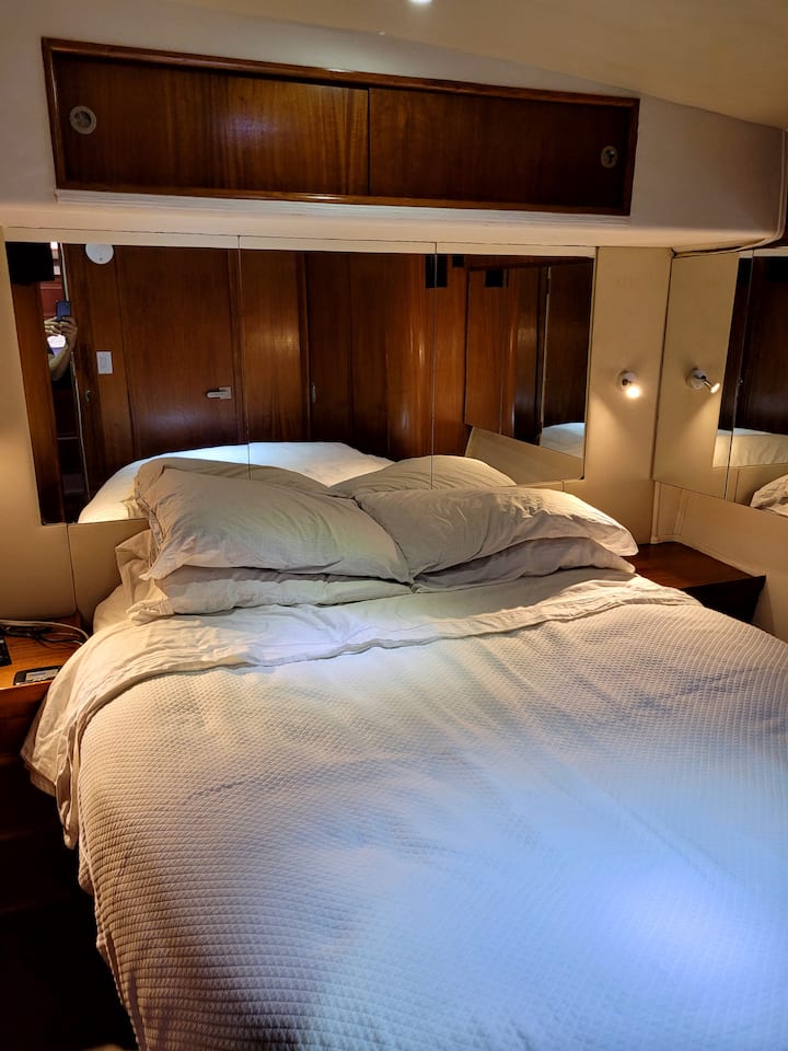 חדר שינה ראשי, מיטת קווין סייז עם מיזוג אוויר ובקרת אקלים