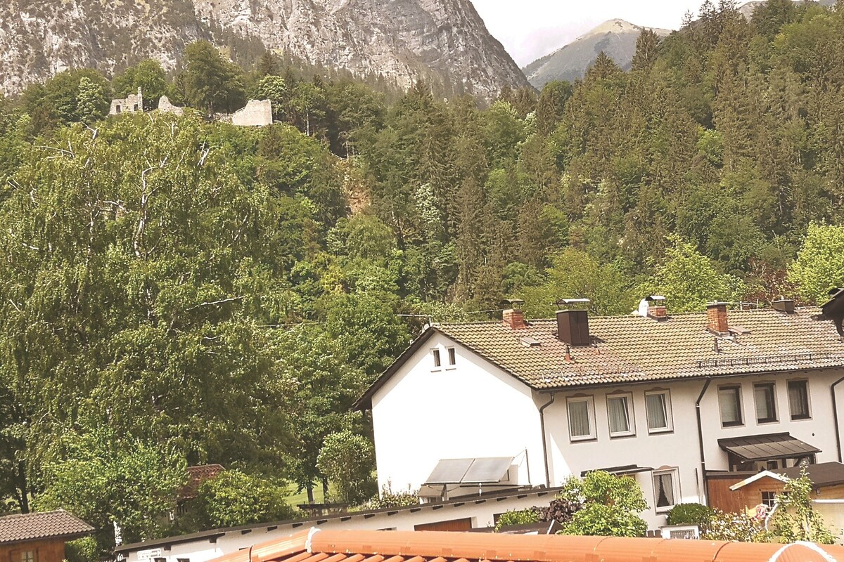 Zijaanzicht vanuit het raam van de kasteelruïnes van Werdenfels