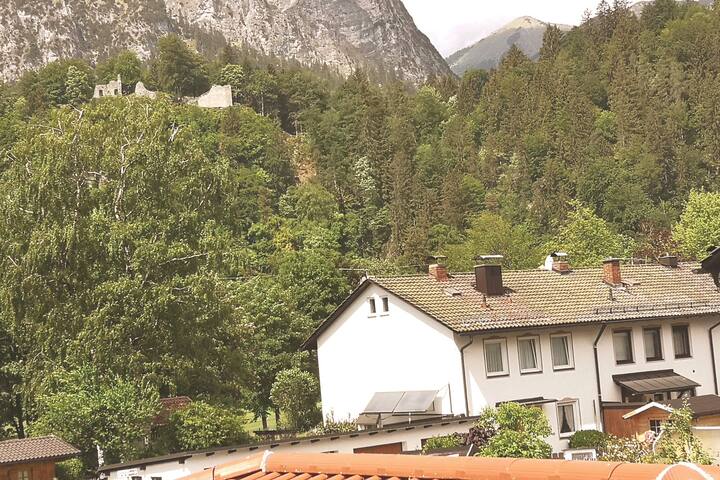 城堡废墟Werdenfels的窗户可欣赏美景