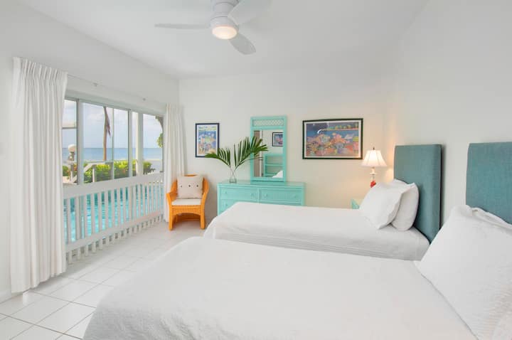 ליהנות מנופי הבריכה והחוף המדהימים מחדר השינה בקומת הקרקע. ניתן להגדיר מיטות כמלך או שני תאומים שמתאימים למסיבה שלכם. בחדר השינה הזה יש את אותו חדר אמבטיה גדול עם שירותים צמודים למעלה.