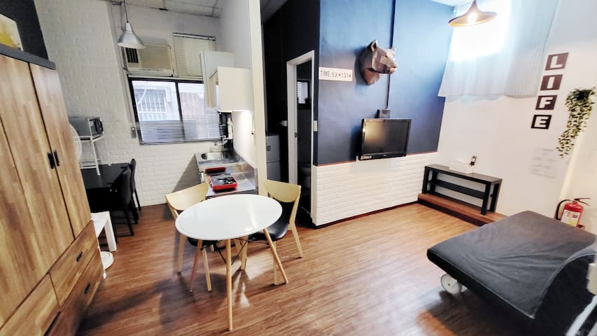 EZ整層家庭房/投影機大螢幕/4-12人/捷運3分鐘近台北車站寧夏夜市/3套房