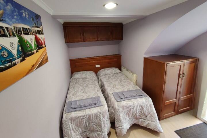 Habitación de invitados muy fresquita y versátil, las camas se pueden adaptar según demanda.