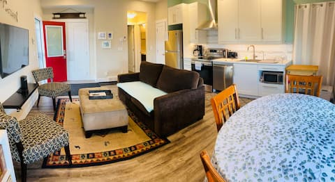 Top performing Airbnb: Hot Tub Sep-June, King bed, AC & Fireplace in Vernon