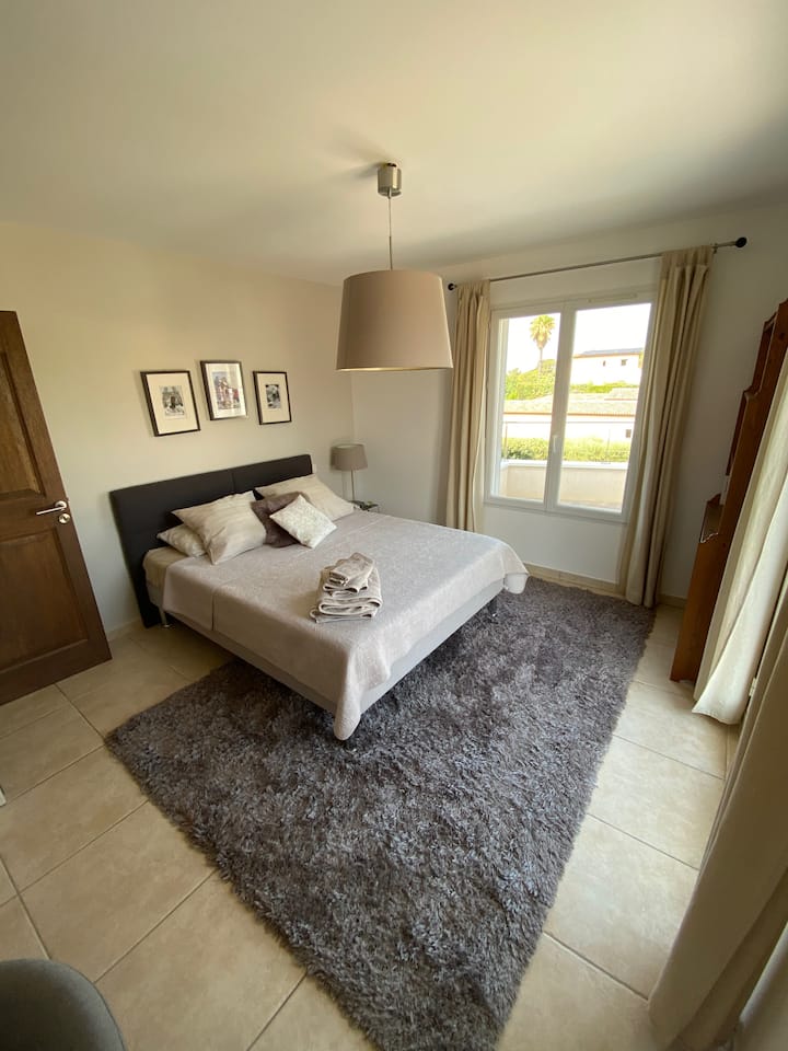 Otra vista del segundo dormitorio de la planta superior con su cama tamaño queen (160 cm)