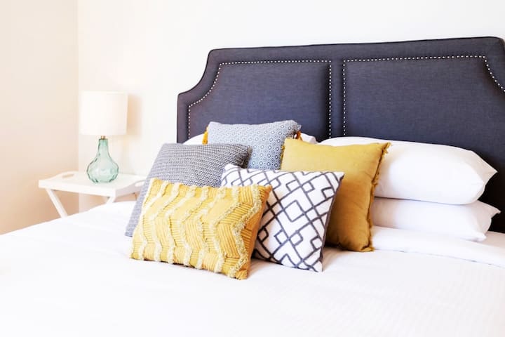 加大双人床。全尺寸内置衣柜，带衣架、抽屉和储物空间。

遥控吊扇和遮光窗帘，让您舒适入睡。 