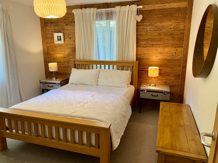 Kingsize bed, room with ensuite