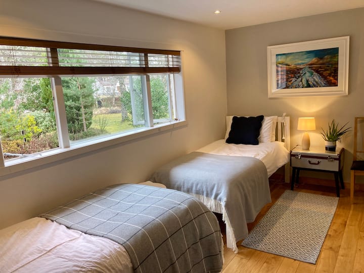 Bedroom with 2 single beds